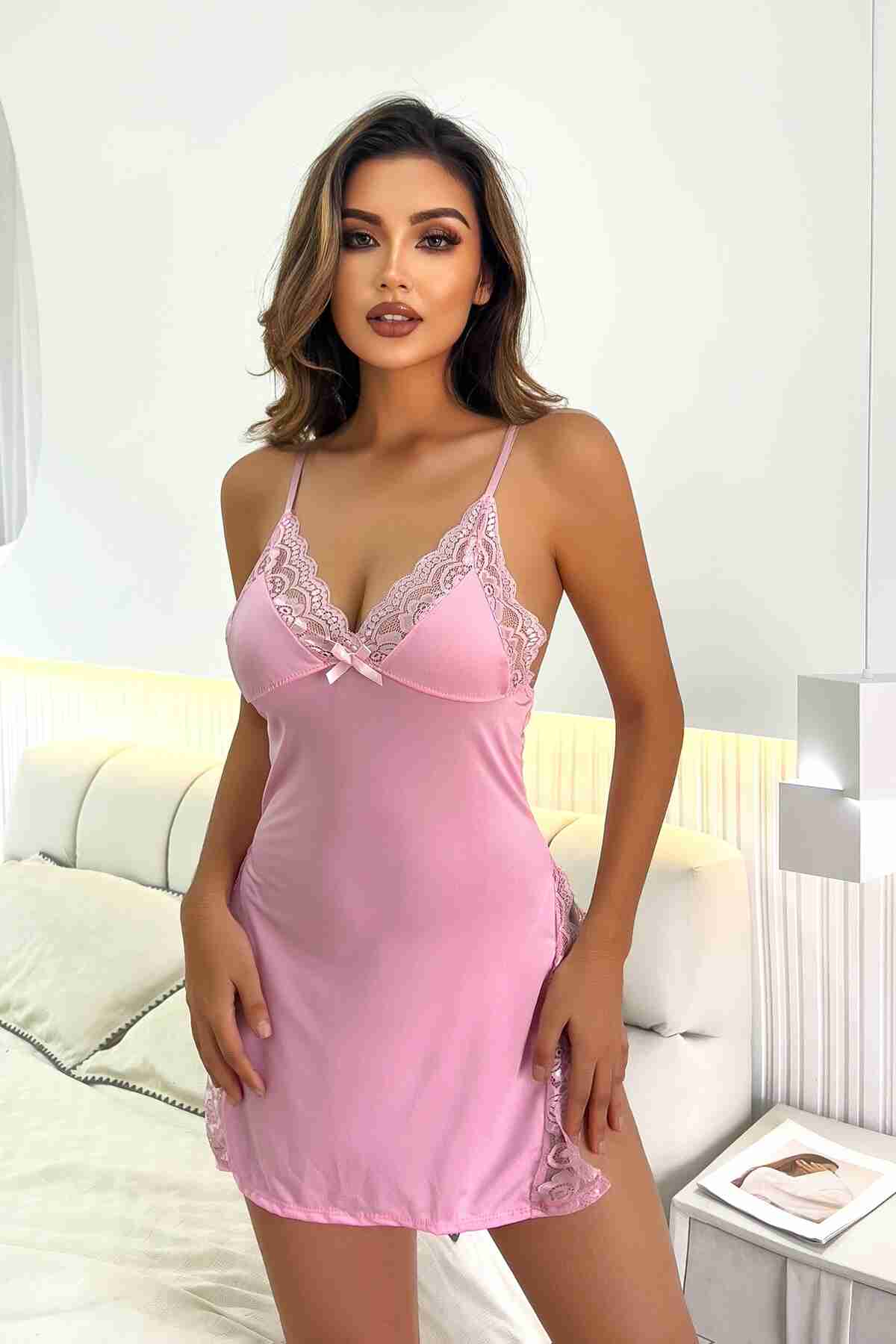 Merry See Dantelli Yanlardan Derin Yırtmaçlı Gecelik Pembe Merry See Dantelli Yanlardan Derin Yırtmaçlı Gecelik Pembe