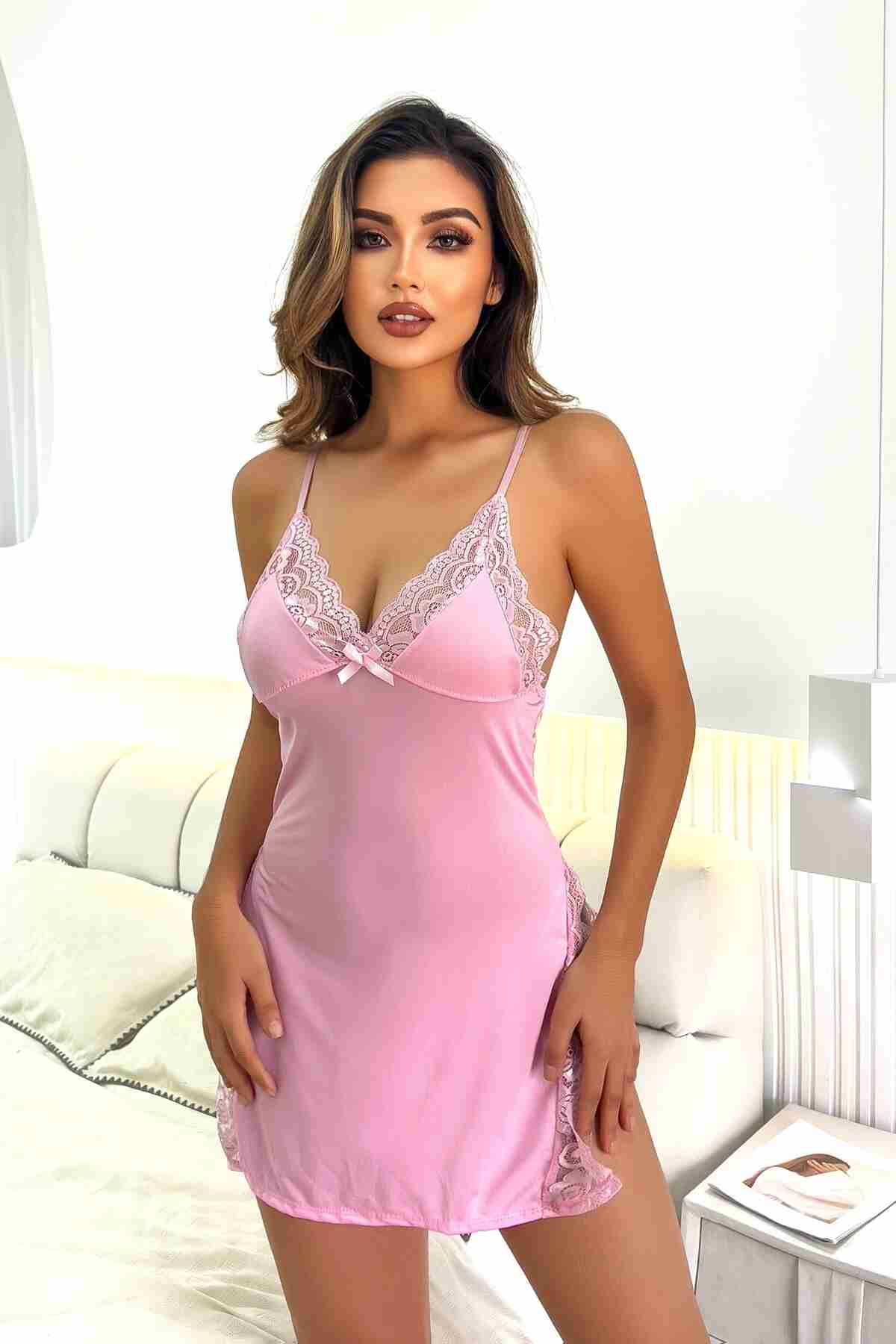 Merry See Dantelli Yanlardan Derin Yırtmaçlı Gecelik Pembe Merry See Dantelli Yanlardan Derin Yırtmaçlı Gecelik Pembe