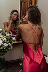 Merry See Sırt Dekolteli Uzun Saten Gecelik Elbise Kırmızı - Thumbnail