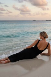 Merry See Sırt Dekolteli Vücuda Oturan Diz Altı Örme Pareo Plaj Elbisesi Siyah - Thumbnail